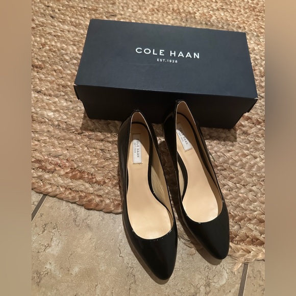 NWB BLACK HEELS - Picture 2 of 3